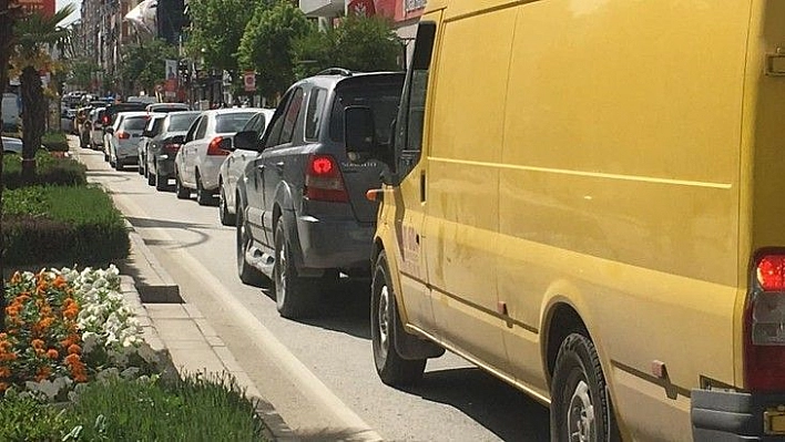 Elazığ'da kısıtlama ile yaya yoğunluğu azaldı, araç yoğunluğu dikkat çekti