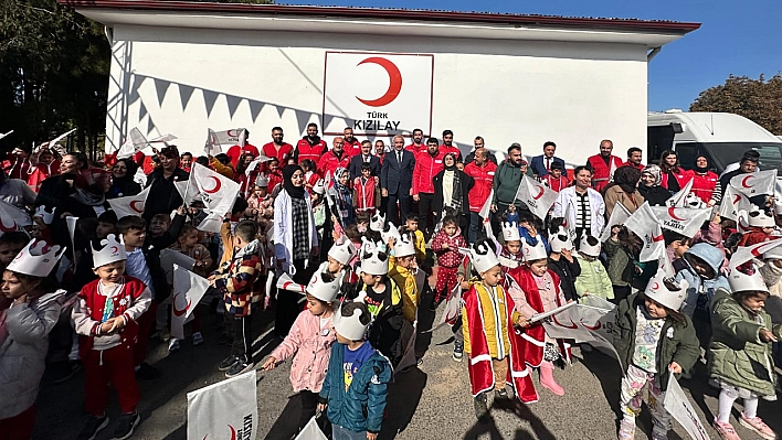 Elazığ'da Kızılay Haftası coşkuyla kutlandı: Nesiller değişir, hilale adanmış yürekler değişmez