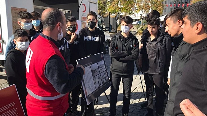 Elazığ'da Kızılay Sokağı Ve Fotoğraf Sergisi Açıldı