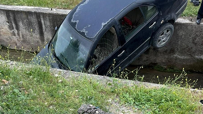 Elazığ'da kontrolden çıkan araç su kanalına düştü: 1 yaralı