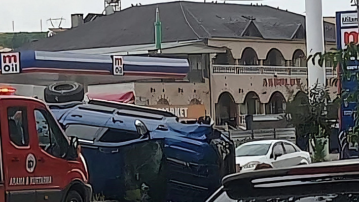 Elazığ'da Kontrolden Çıkan Araç Takla Attı