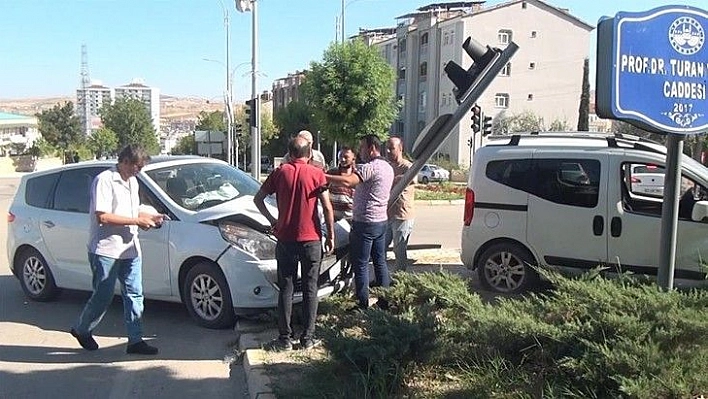 Elazığ'da kontrolden çıkan otomobil önce araca ardından trafik ışığına çarptı