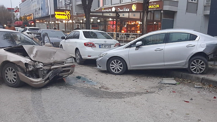 Elazığ'da Kontrolden Çıkan Otomobil Park Halindeki Araçlara Çaptı