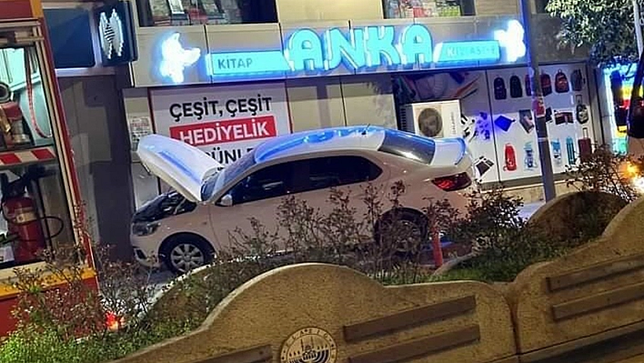 Elazığ'da Kontrolden Çıkan Otomobil İş Yerinin Duvarına Çaptı