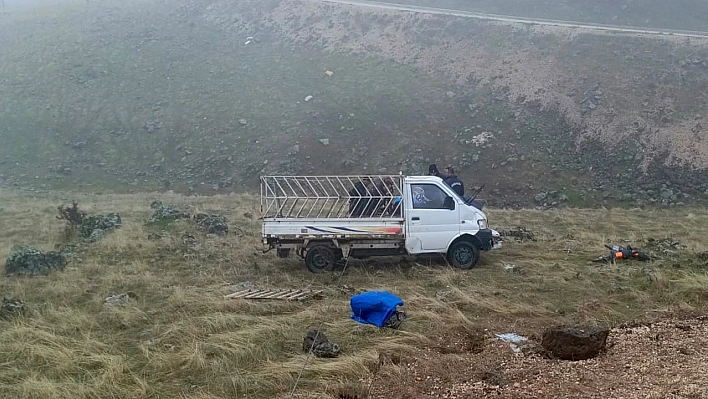 Elazığ'da kontrolden çıkan pikap devrildi