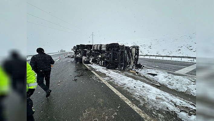 Elazığ'da kontrolden çıkan tır yan yattı