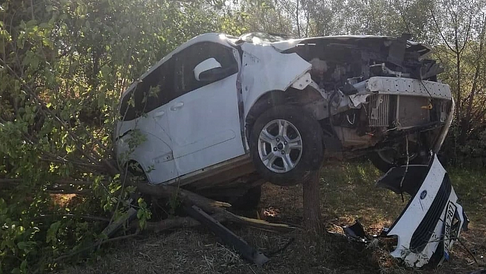 Elazığ'da Kontrolünü  Kaybeden Sürücü Ağaçta Asılı Kaldı