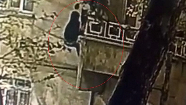 Elazığ'da korku dolu gece: Su borusuna tırmanıp eve girdi