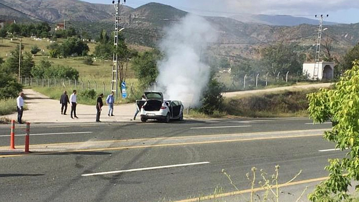 Elazığ'da Korkunç Kaza! Otomobil Alev Aldı: 1 Ölü, 6 Yaralı!