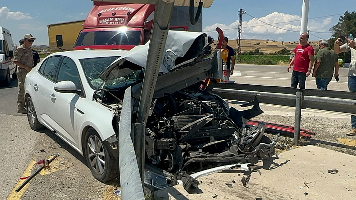 Elazığ'da Korkunç Kaza Otomobil Bariyerlere Saplandı!