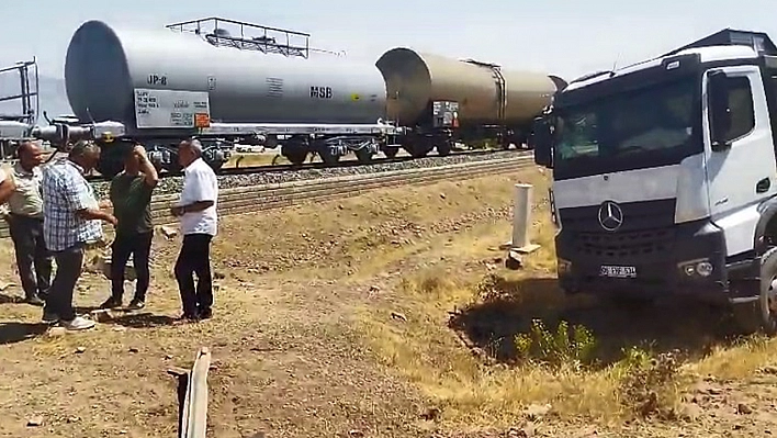 Elazığ'da korkutan kaza: Tren kamyona çarptı