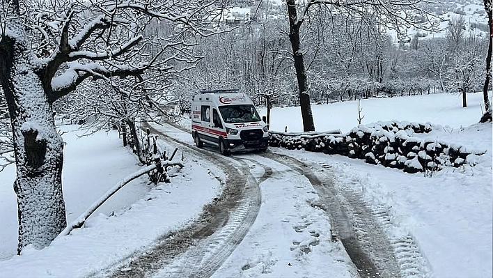 Elazığ'da köyde mahsur kalan hasta, yol açılarak hastaneye yetiştirildi