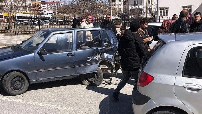 Elazığ'da maddi hasarlı trafik kazası 