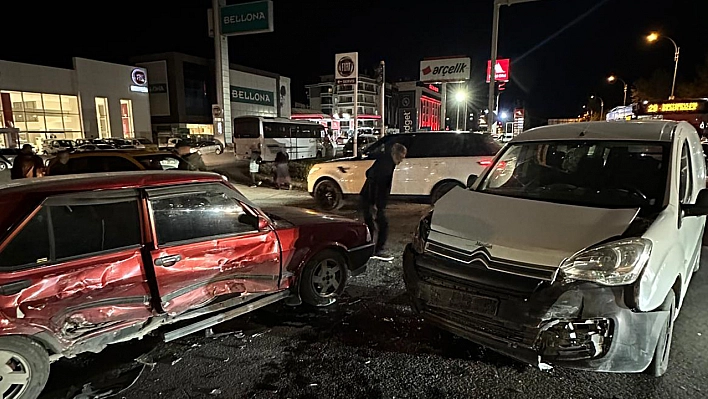 Elazığ'da maddi hasarlı trafik kazası