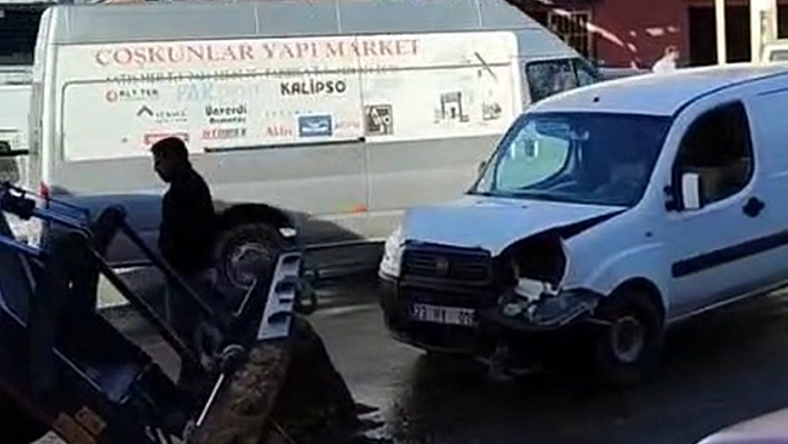 Elazığ'da maddi hasarlı trafik kazası