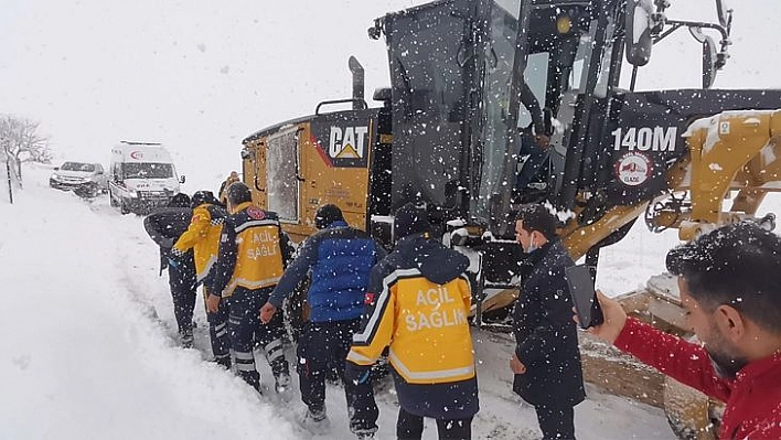 Elazığ'da Mahsur Kalan Yaşlı Hastanın Yardımına Sağlık Ekipleri Yetişti