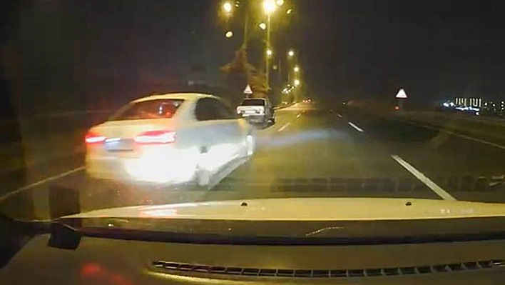 Elazığ'da ıslak yolda makas atan sürücü, kameraya yansıdı