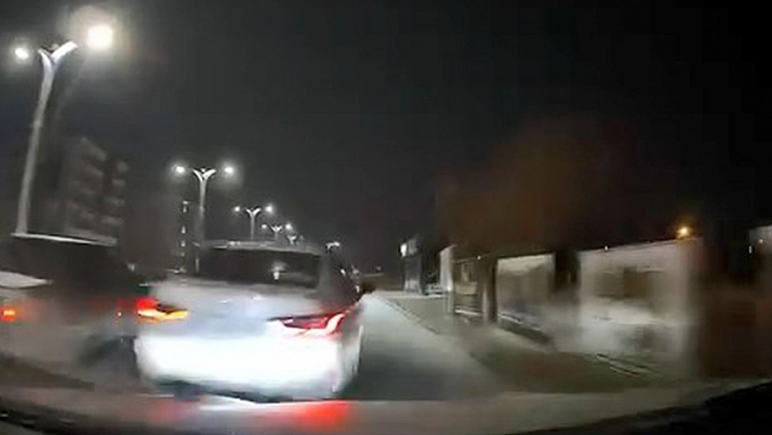 Elazığ'da Makas atıp araca çarptı, bir şey olmamış gibi olay yerinden kaçtı