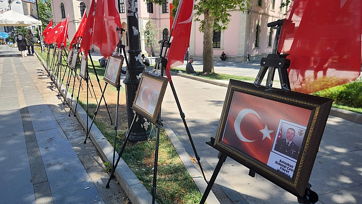 Elazığ'da meydan Türk Bayraklarıyla donatıldı