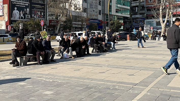 Elazığ'da meydanlar doldu taştı