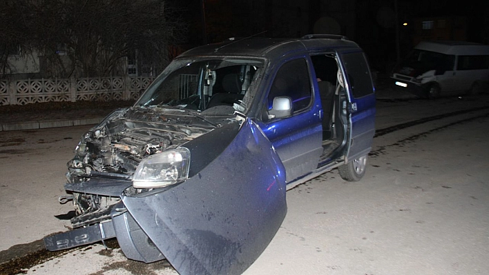 Elazığ'da minibüs ile hafif ticari araç çarpıştı: 7 yaralı