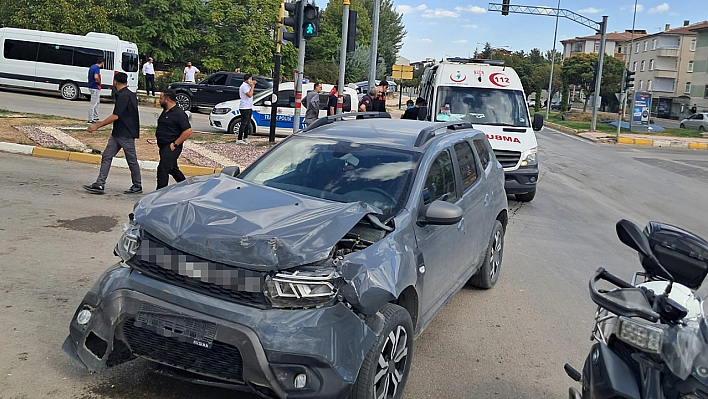 Elazığ'da minibüs ile otomobil çarpıştı: 5 yaralı