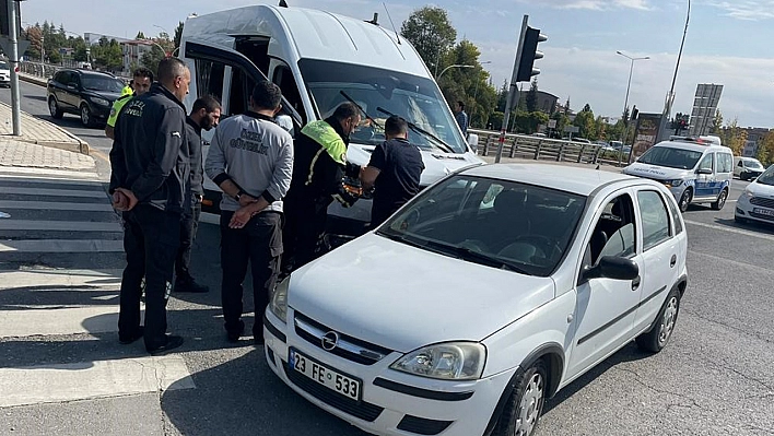 Elazığ'da Minibüs İle Otomobil Çarpıştı Çok Sayıda Yaralı Var