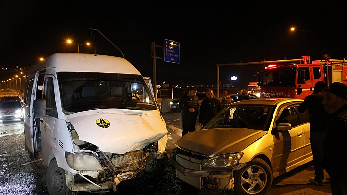 Elazığ'da Minibüs İle Otomobil Çarpıştı Çok Sayıda Yaralı Var!