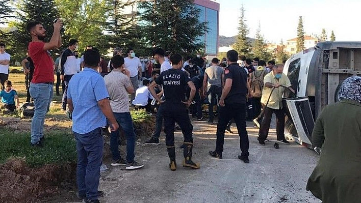 Elazığ'da minibüs, otomobil ve motosiklet kaza yaptı: 19 yaralı