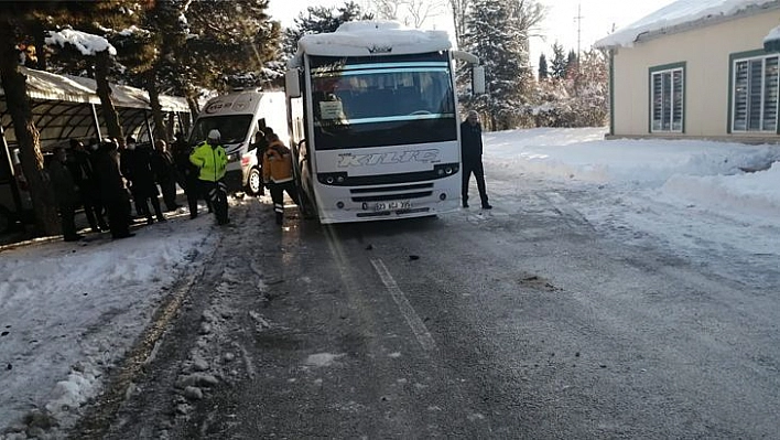 Elazığ'da Minibüsün Altında Kalan Kadın Hayatını Kaybetti