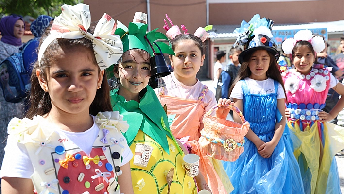 Elazığ'da Minik Öğrencilerin 'Sıfır Atık' Defilesi