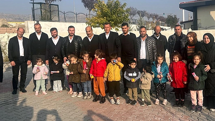 Elazığ'da minikler, şoförlerin gününü kutladı