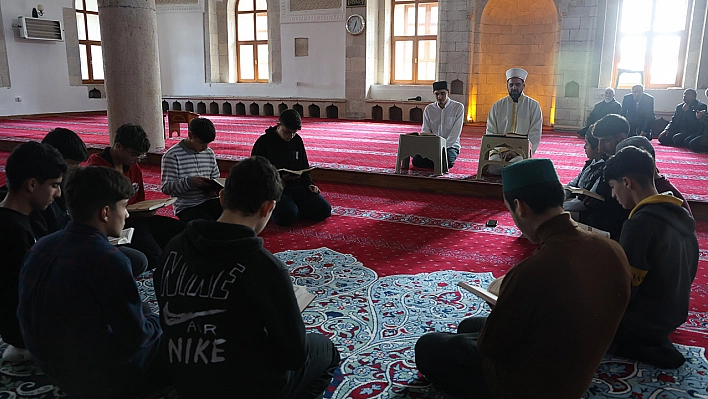 Elazığ'da mukabele geleneğini genç hafızlar sürdürüyor