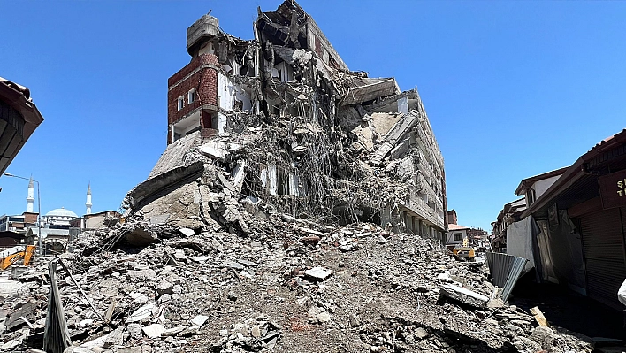 Elazığ'da O İş Merkezinin Yıkımına Başlandı