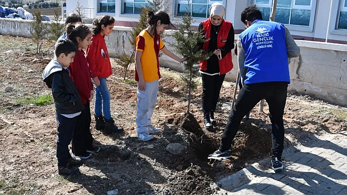 Elazığ'da Öğrenciler Fidanları Toprak ile Buluşturdu