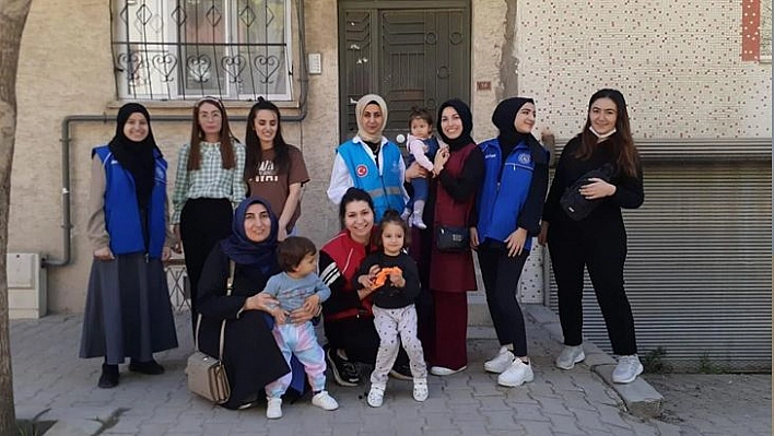 Elazığ'da Öğrenciler Hazırladıkları Erzak Kolilerini Dağıttı