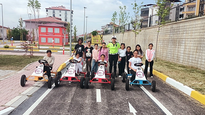 Elazığ'da Öğrenciler Trafik Kuralları Konusunda Bilinçlendirildi