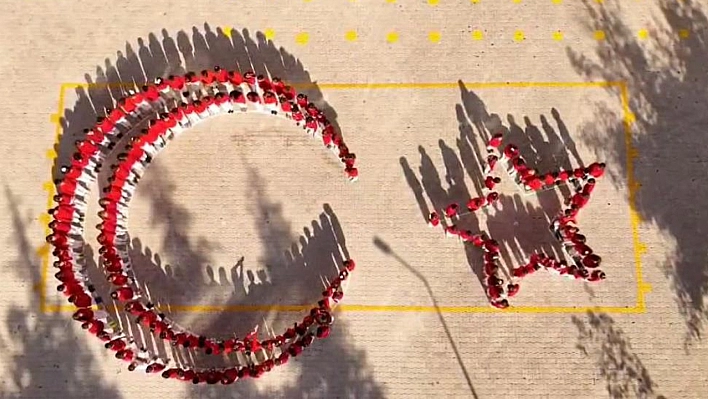 Elazığ'da öğrencilerden gururlandıran Ay Yıldız koreografisi