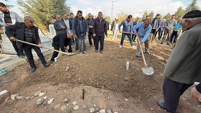 Elazığ'da otizmli çocuk Veysel son yolculuğuna uğurlandı