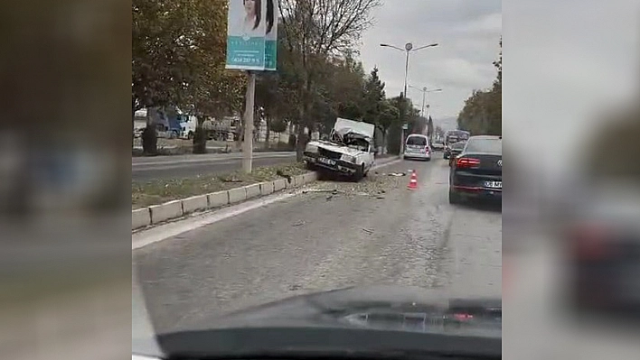 Elazığ'da otomobil ağaca çarptı  1 yaralı