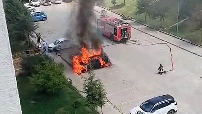 Elazığ'da Otomobil Alev Topuna Döndü