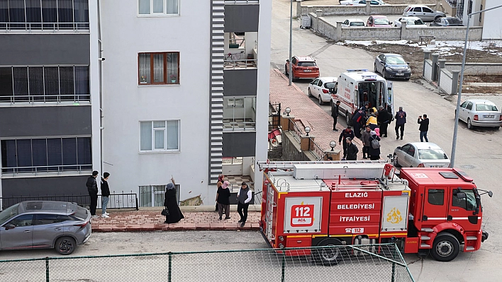 Elazığ'da otomobil apartman boşluğuna uçtu!