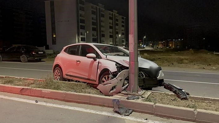 Elazığ'da otomobil aydınlatma direğine çarptı