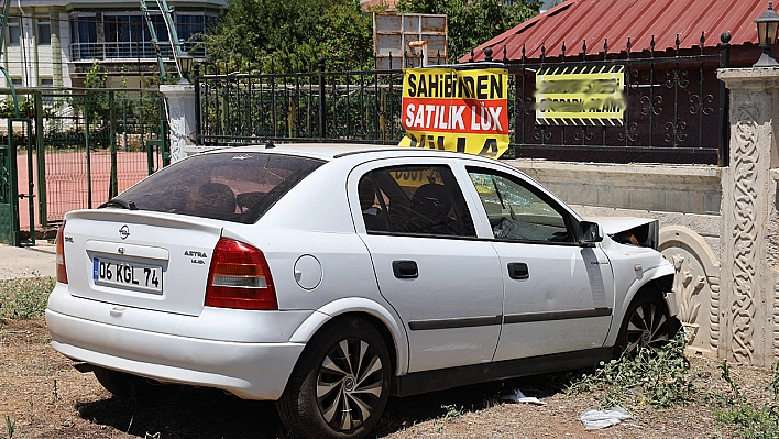 Elazığ'da Otomobil Bahçe Duvarına Çarptı: 5 Yaralı