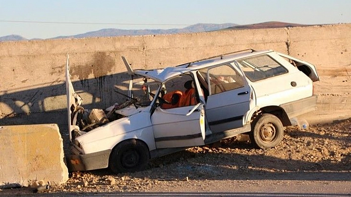 Elazığ'da otomobil beton bariyere çarptı:1 ölü, 2 yaralı