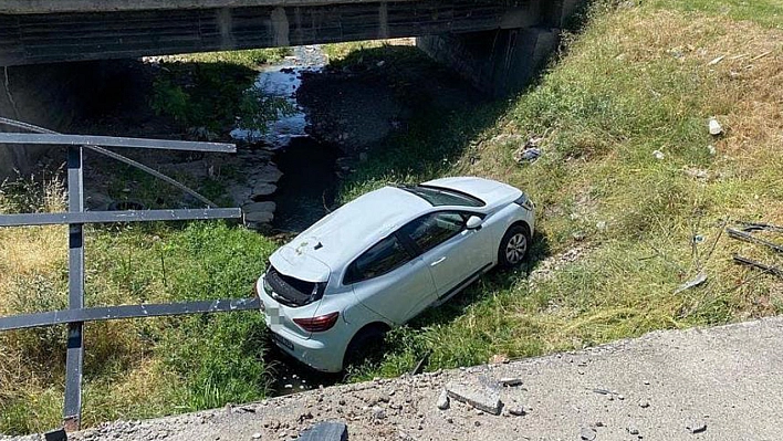 Elazığ'da Otomobil Dereye Uçtu!