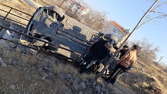 Elazığ'da otomobil devrilerek kaza yaptı