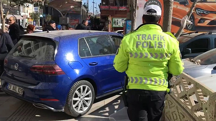 Elazığ'da Otomobil Duvara Çarptı