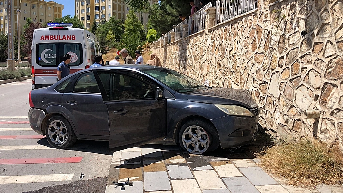 Elazığ'da otomobil duvara çarptı