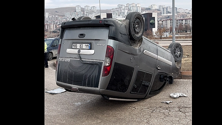 Elazığ'da otomobil ile hafif ticari araç çarpıştı